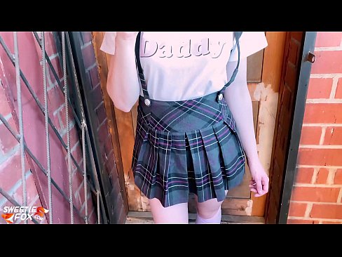 ❤️ Msichana wa shule Ananyonya Dick yake kwa kina na kutombana badala ya madarasa. Video ya kutatanisha ☑