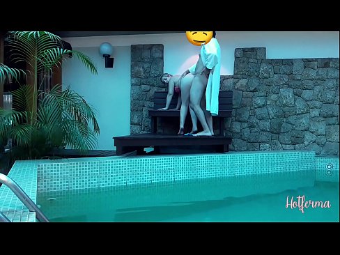 ❤️ Bosi anamwalika kijakazi kwenye bwawa, lakini hakuweza kupinga joto kali Video ya kutatanisha ☑