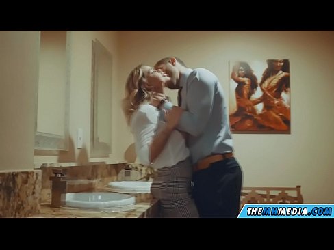 ❤️ Wakati blonde mwenye busty anakutongoza kwenye choo cha umma Video ya kutatanisha ☑